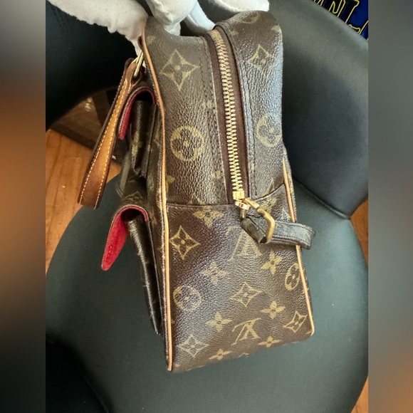 LOUIS VUITTON
Monogram Canvas Excentri-Cite Bag with strap - Picture 5 of 17